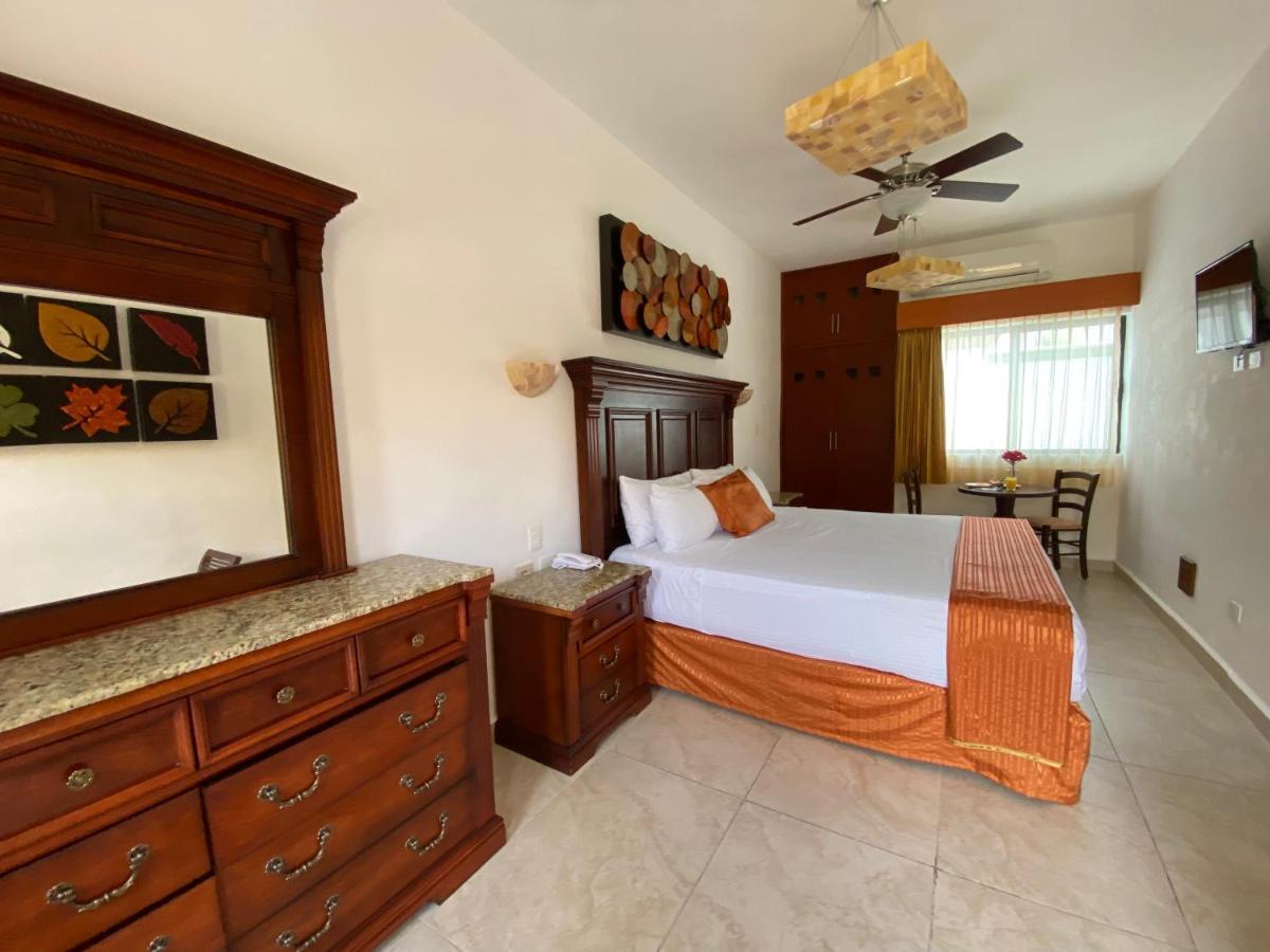 Hotel Las Golondrinas Playa del Carmen Exterior photo